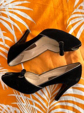 Marc Jacobs velvet heels with peep toe